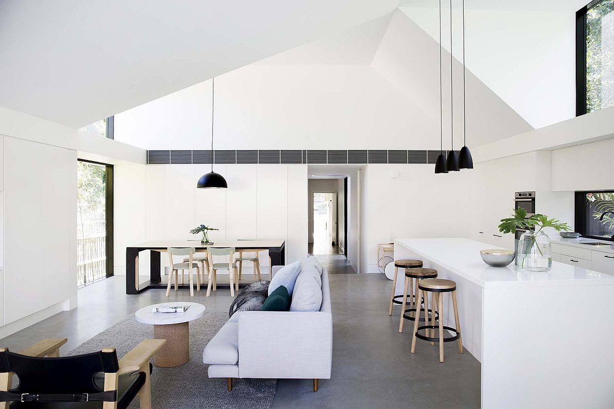 h&igrave;nh ảnh ph&ograve;ng kh&aacute;ch nh&agrave; gỗ cổ điển sau cải tạo với sofa trắng, bếp nấu c&oacute; bar mini, s&agrave;n xi măng