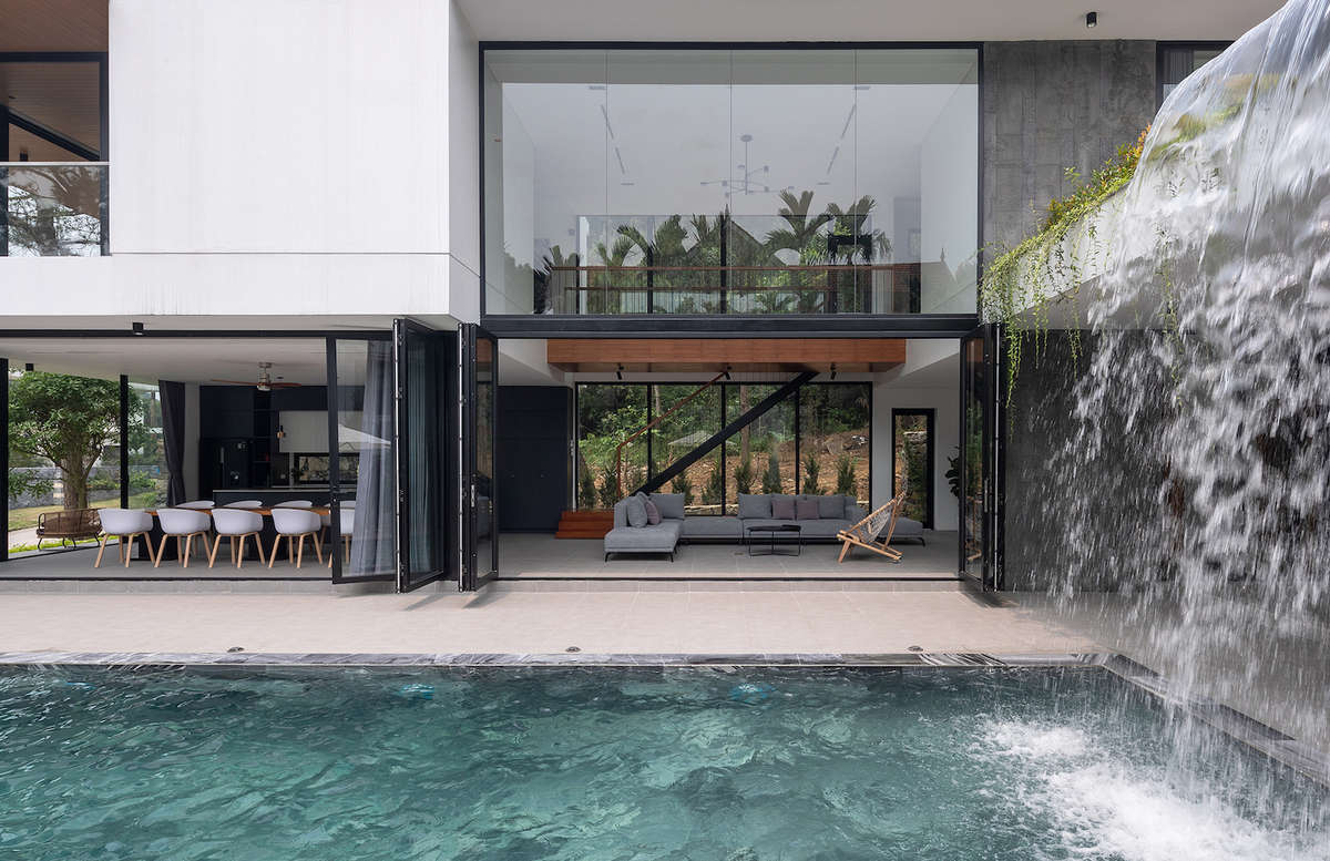 h&igrave;nh ảnh cận cảnh th&aacute;c nước đổ xuống hồ bơi