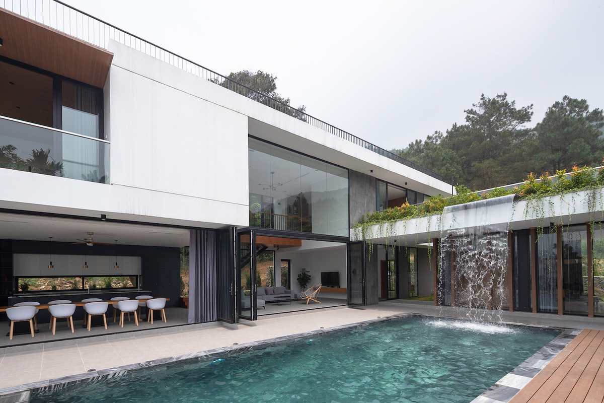 h&igrave;nh ảnh bể bơi h&igrave;nh chữ nhật trước biệt thự với th&aacute;c nước đổ từ m&aacute;i nh&agrave;