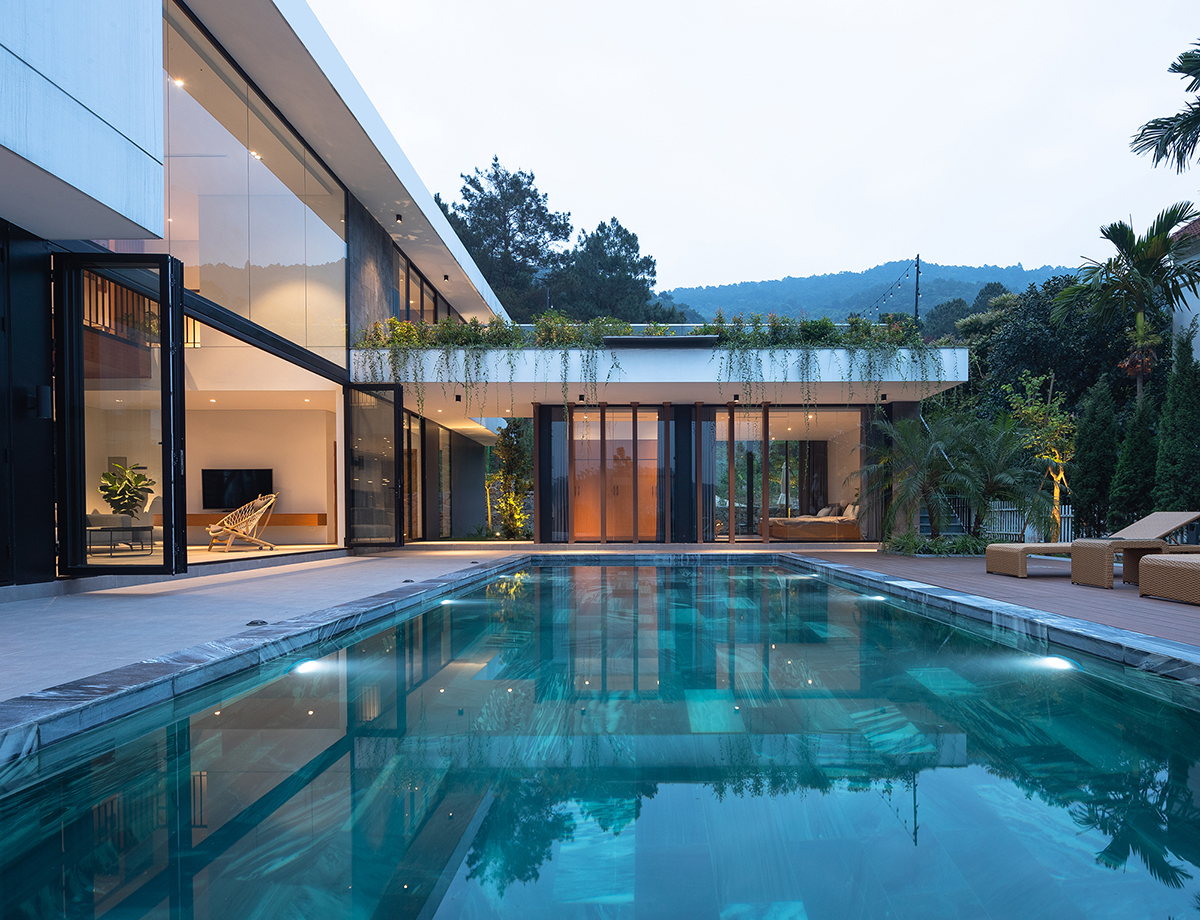 h&igrave;nh ảnh bể bơi h&igrave;nh chữ nhật ph&iacute;a trước ph&ograve;ng kh&aacute;ch