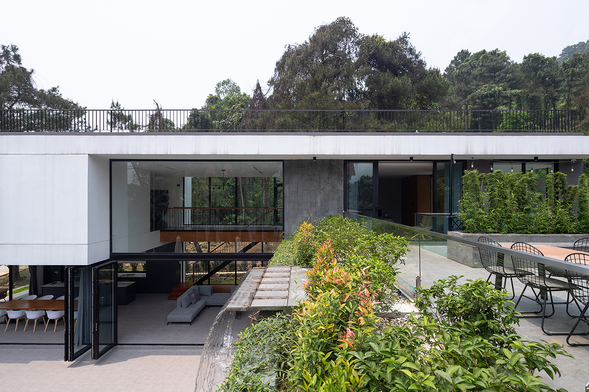 h&igrave;nh ảnh th&aacute;c nước đổ xuống từ m&aacute;i khối nh&agrave; 1 tầng