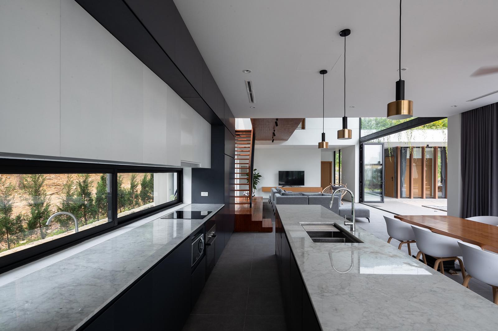 h&igrave;nh ảnh ph&ograve;ng bếp sang trọng với b&agrave;n ốp đ&aacute; cẩm thạch trắng