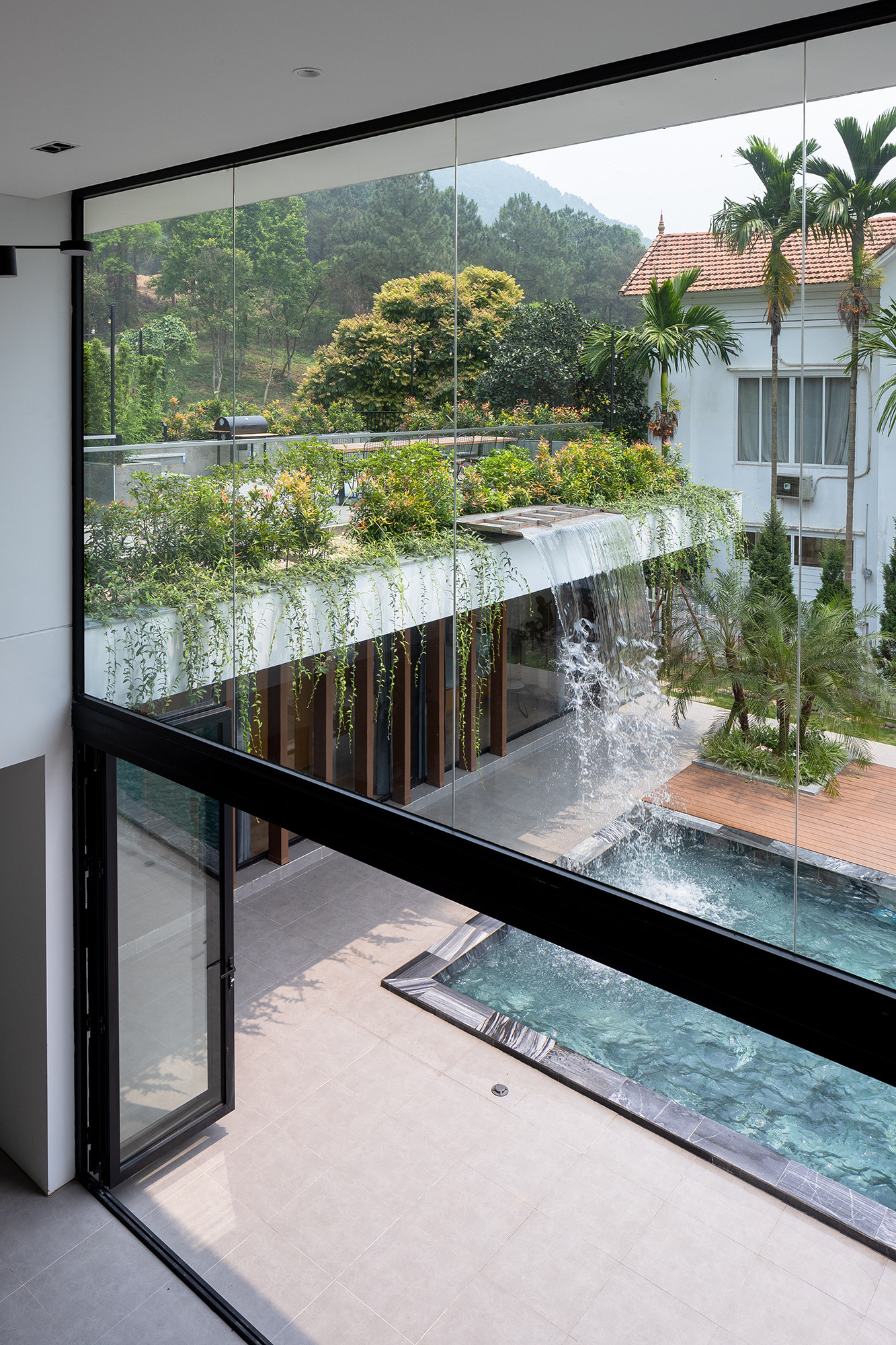 h&igrave;nh ảnh th&aacute;c nước đổ nh&igrave;n từ tầng 2