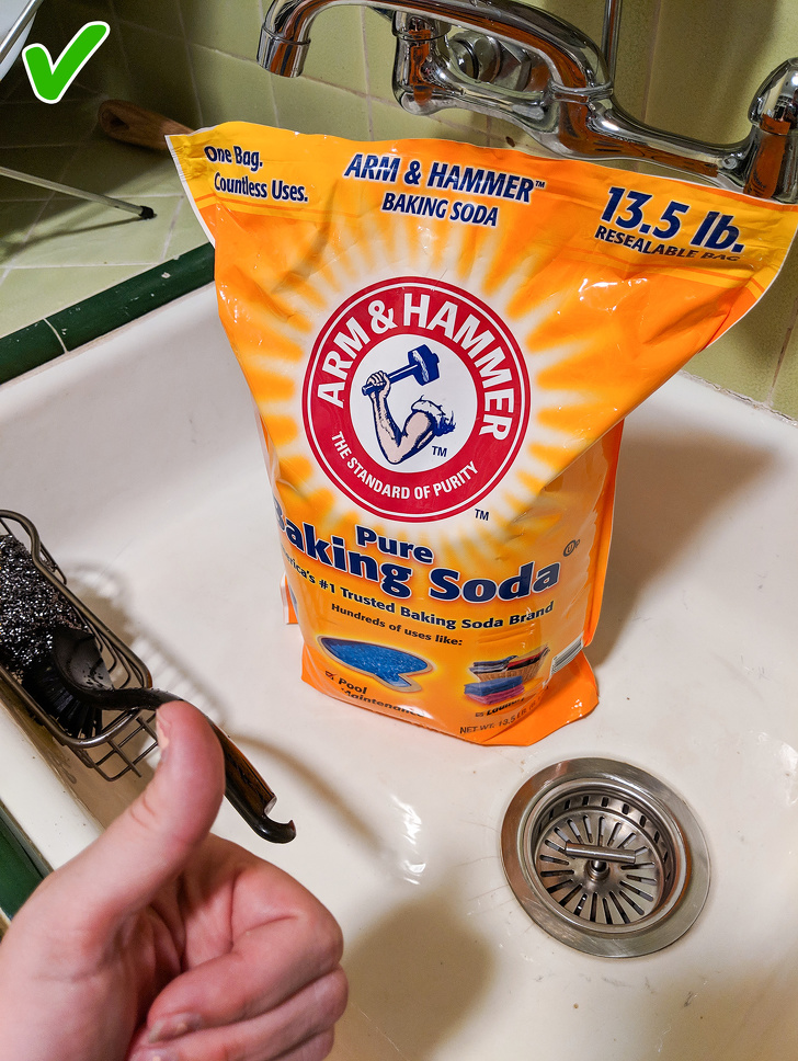 Hình ảnh cận cảnh bồn rửa bát, gói bột baking soda