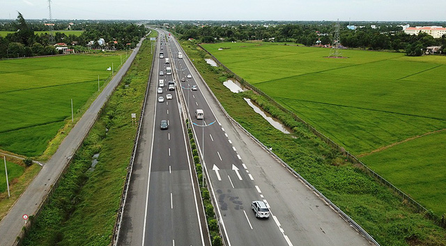 cao tốc có nhiều ô tô đang chạy