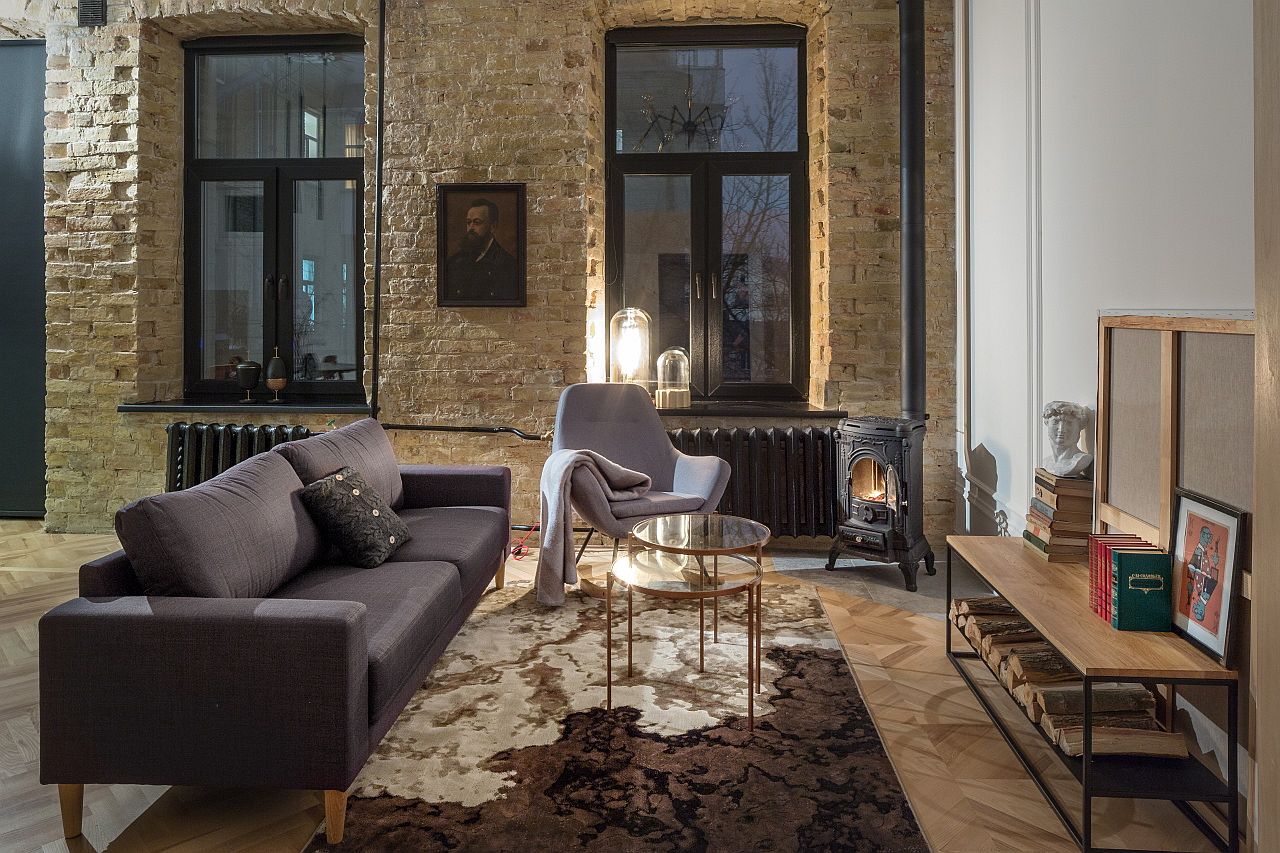 h&igrave;nh ảnh ph&ograve;ng kh&aacute;ch căn hộ 47m2 với sofa ghi x&aacute;m, b&agrave;n tr&agrave; tr&ograve;n, thảm l&ocirc;ng, kệ s&aacute;ch b&aacute;o, ghế b&agrave;nh