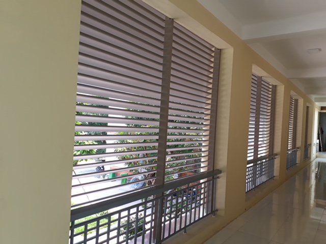 Lam lá liễu chống nắng cho mặt tiền nhà. Lam lá liễu có thể di động để điều chỉnh cường độ ánh sáng chiều vào nhà.