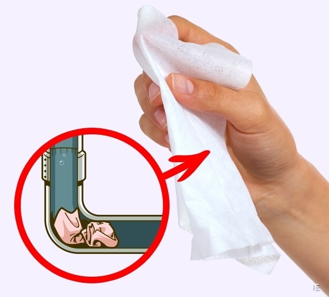 h&igrave;nh ảnh một b&agrave;n tay cầm khăn nước, cạnh đ&oacute; l&agrave; h&igrave;nh tr&ograve;n đỏ m&ocirc; ph&ograve;ng việc vứt khăn xuống ống tho&aacute;t nước