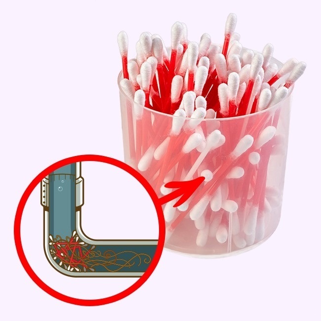 h&igrave;nh ảnh cận cảnh ống đựng tăm b&ocirc;ng, một trong những thủ phạm g&acirc;y tắc nghẽn cống tho&aacute;t nước