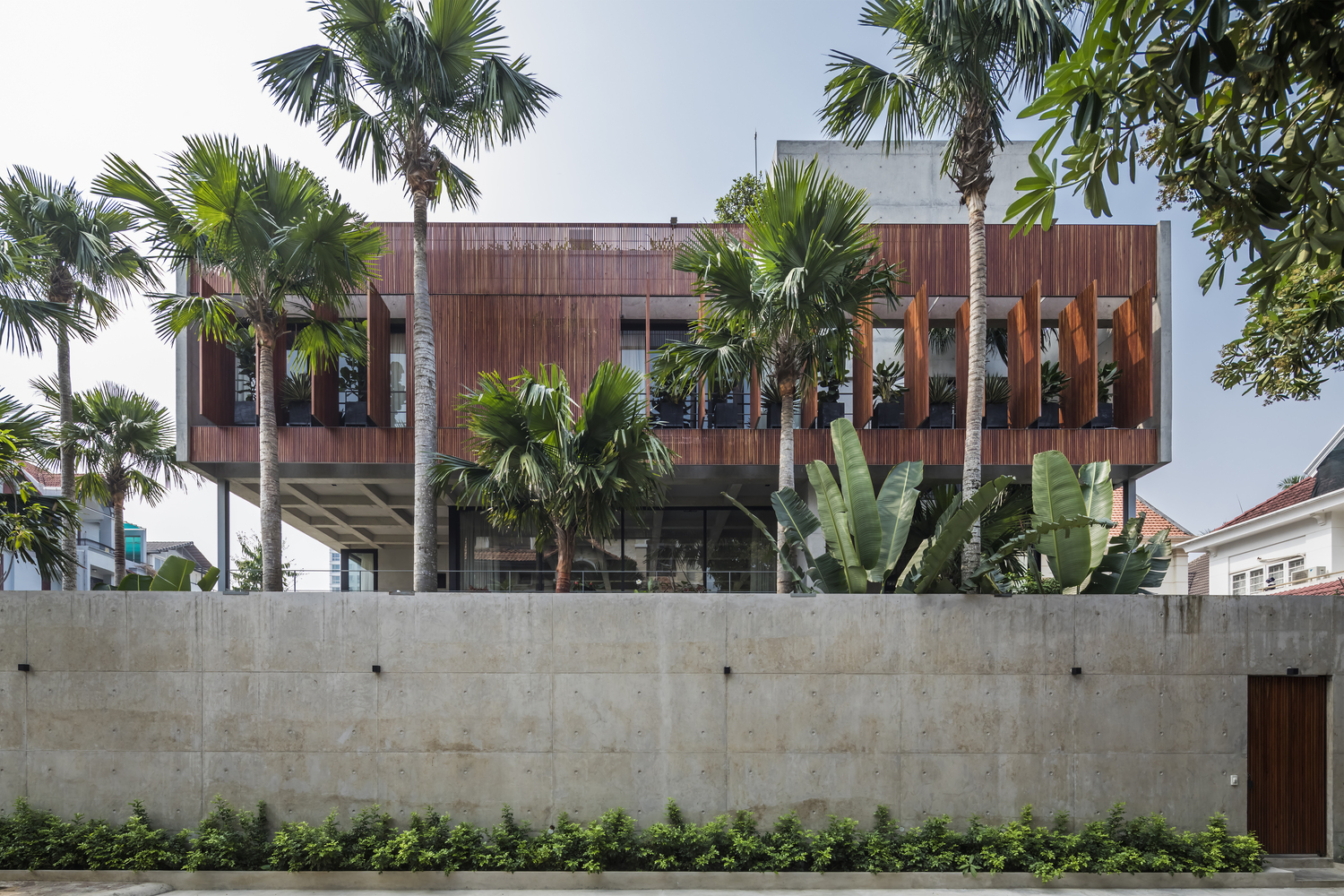 Toàn cảnh mặt sau ngôi nhà với tường ốp gỗ màu cánh gián hình ảnh toàn cảnh mặt sau ngôi nhà với tường ốp gỗ màu cánh gián