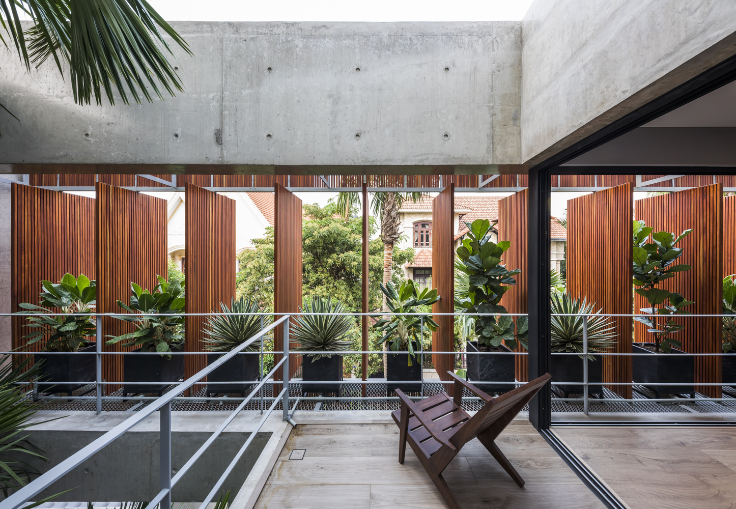 h&igrave;nh ảnh h&agrave;nh lang tầng tr&ecirc;n nh&agrave; b&ecirc; t&ocirc;ng ngập tr&agrave;n c&acirc;y xanh