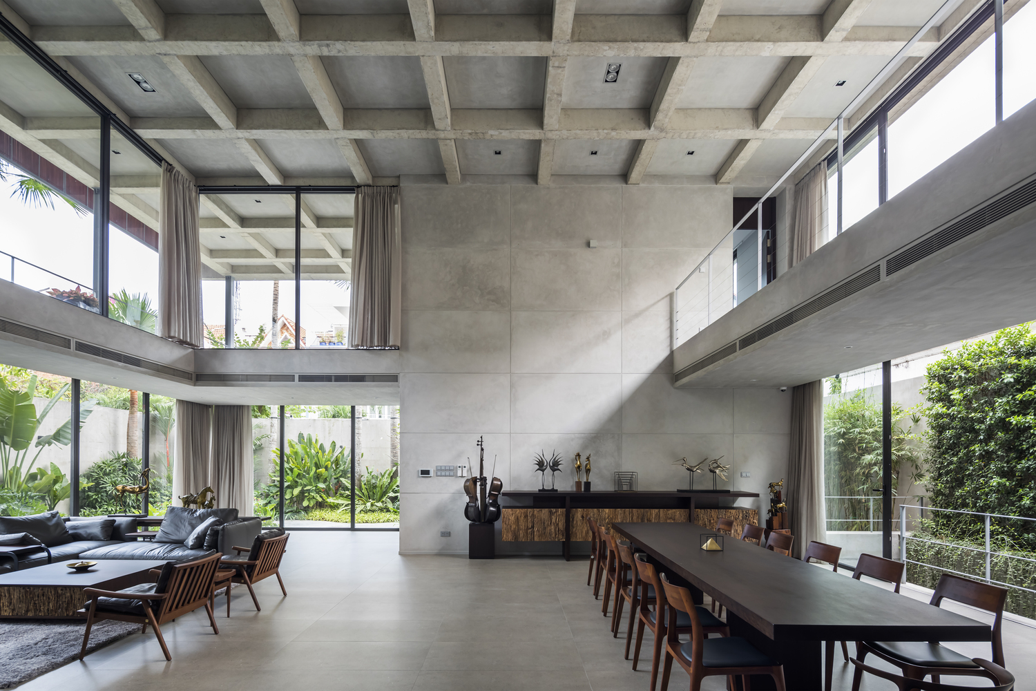 h&igrave;nh ảnh ph&ograve;ng ăn tho&aacute;ng s&aacute;ng với b&agrave;n ghế gỗ đủ chỗ cho 10 người