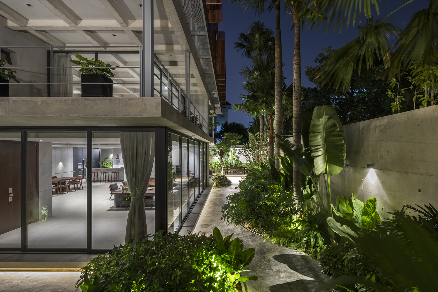 Sân vườn xanh tốt bên hông tầng trệt nhà bê tông hình ảnh sân vườn xanh tốt bên hông tầng trệt nhà bê tông