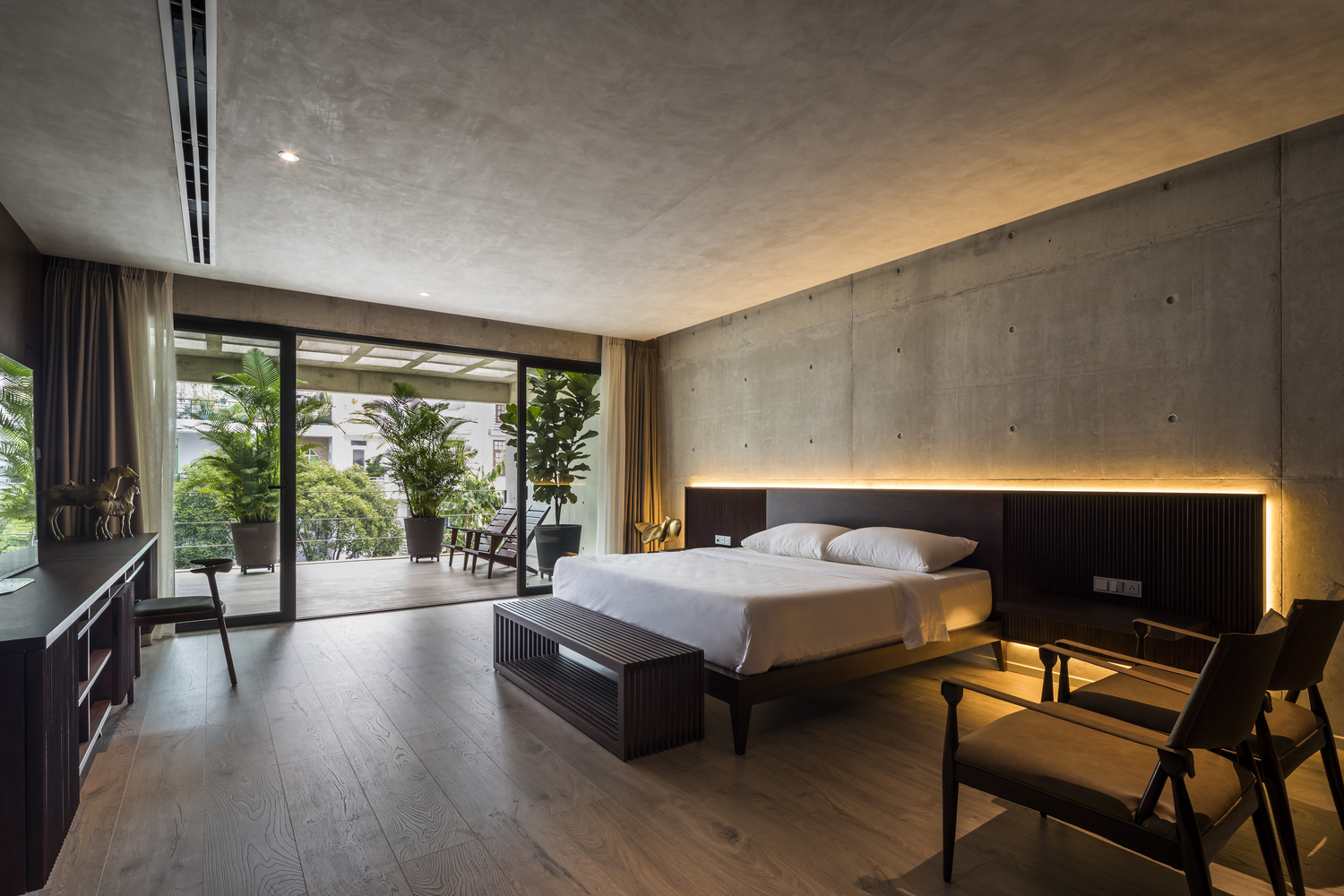 h&igrave;nh ảnh ph&ograve;ng ngủ rộng r&atilde;i c&oacute; ban c&ocirc;ng ri&ecirc;ng