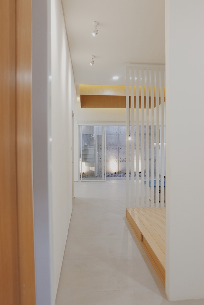h&igrave;nh ảnh một g&oacute;c ph&ograve;ng ngủ trong ng&ocirc;i nh&agrave; 76m2 với với giường nệm thấp, s&agrave;n l&aacute;t gỗ m&agrave;u s&aacute;ng