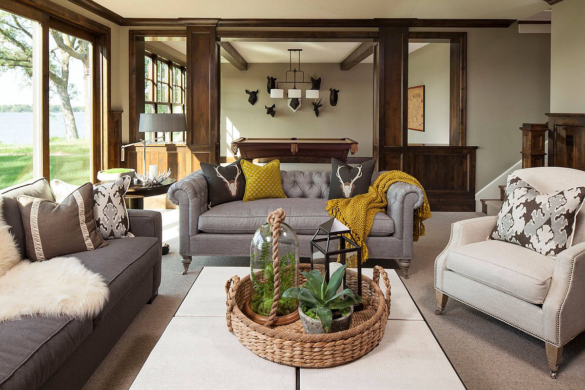 h&igrave;nh ảnh ph&ograve;ng kh&aacute;ch phong c&aacute;ch Rustic với tường sơn m&agrave;u be trung t&iacute;nh, điểm nhấn m&agrave;u sắc từ gối tựa, thảm mỏng
