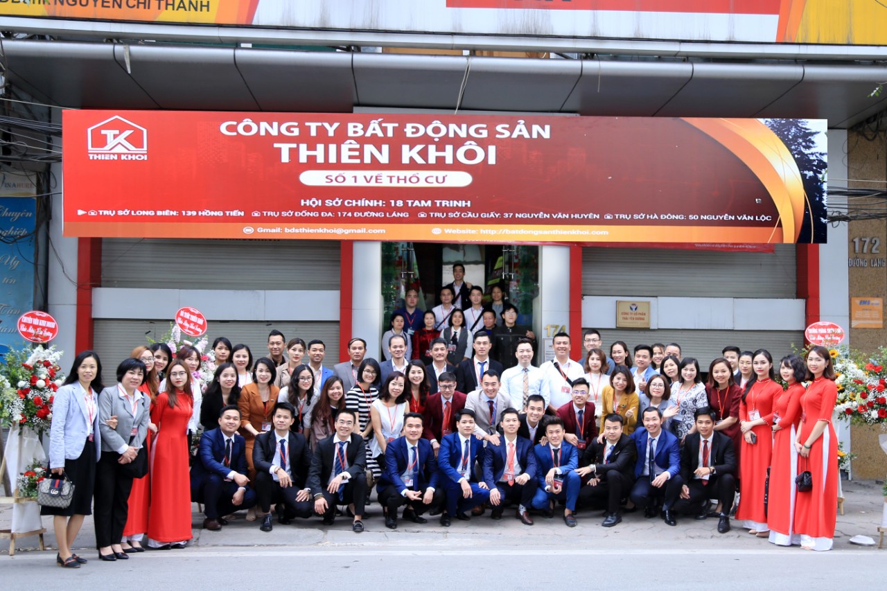 Nhiều người đứng, ngồi trước cửa một công ty bất động sản