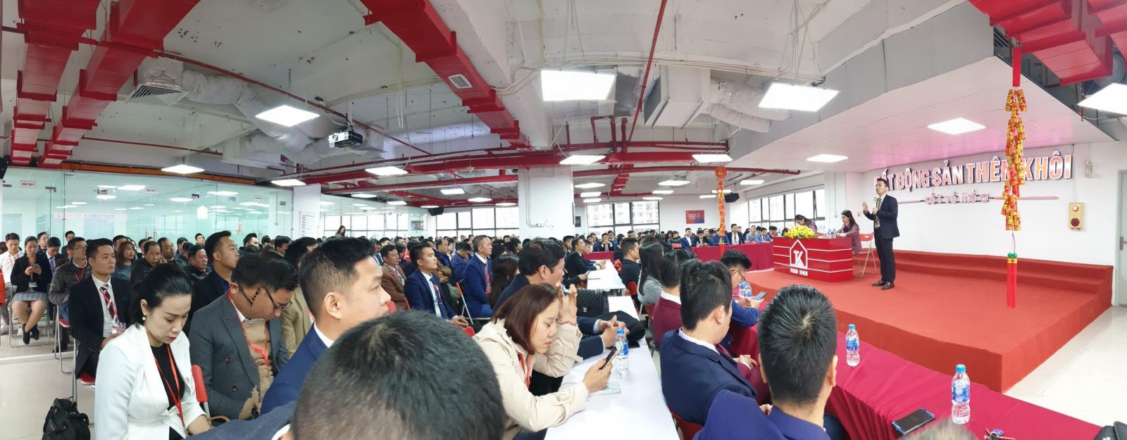 Một sự kiện tuyển dụng bất động sản có đông người tham dự