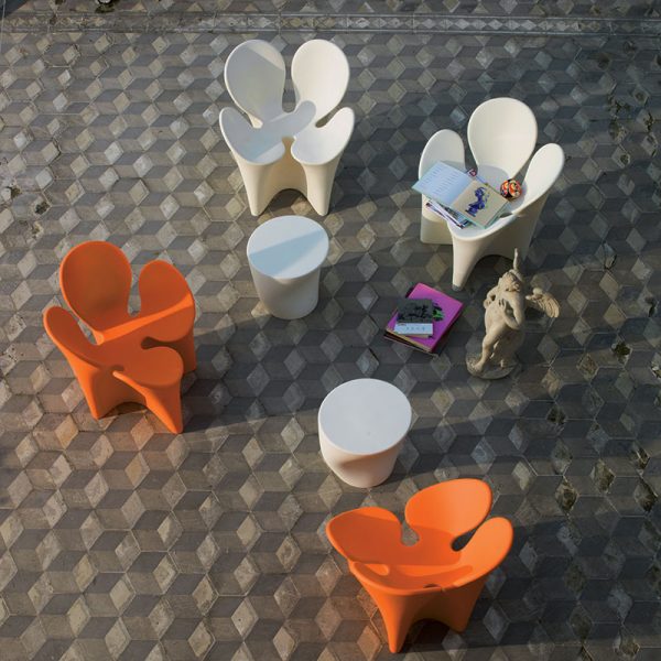 h&igrave;nh ảnh mẫu ghế ngồi cỏ 3 l&aacute; ấn tượng với m&agrave;u cam, trắng nổi bật