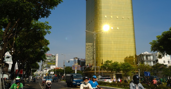 tòa nhà lắp kính vàng phản quang gây chói mắt
