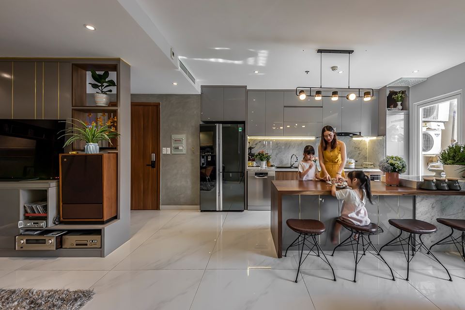 h&igrave;nh ảnh 3 mẹ con đang d&ugrave;ng bữa ở đảo bếp căn hộ 105m2