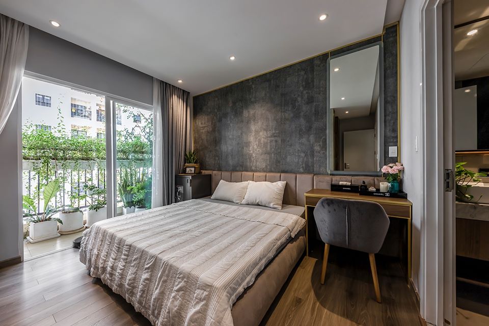 h&igrave;nh ảnh ph&ograve;ng ngủ tiện nghi trong căn hộ 105m2, c&oacute; cửa k&iacute;nh mở ra ban c&ocirc;ng trồng c&acirc;y xanh