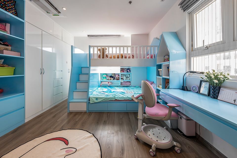 h&igrave;nh ảnh to&agrave;n cảnh ph&ograve;ng ngủ của con g&aacute;i với t&ocirc;ng m&agrave;u xanh - trắng chủ đạo