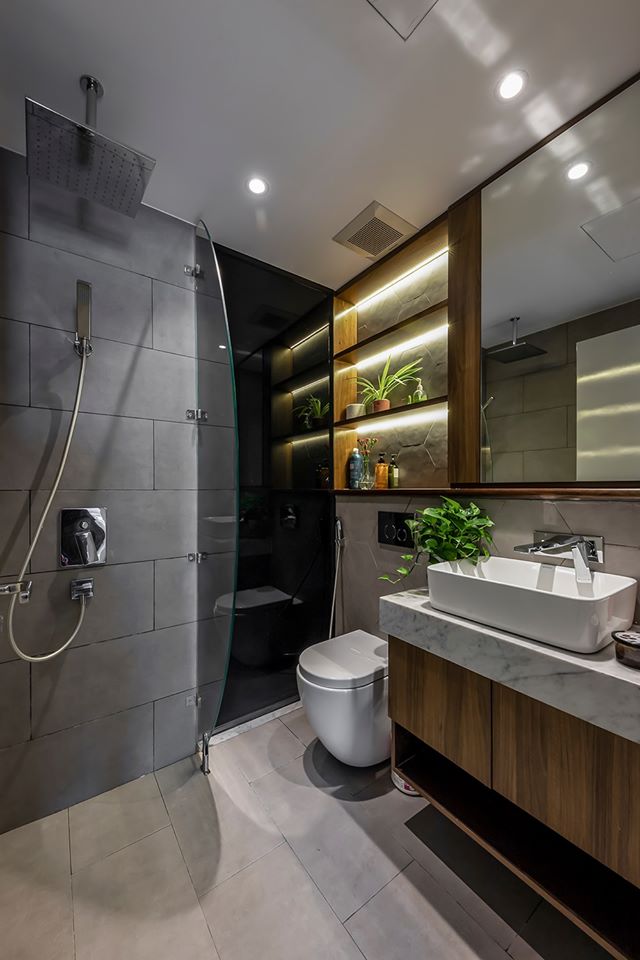 h&igrave;nh ảnh ph&ograve;ng vệ sinh với kệ mở gắn đ&egrave;n LED, b&agrave;i tr&iacute; c&acirc;y xanh