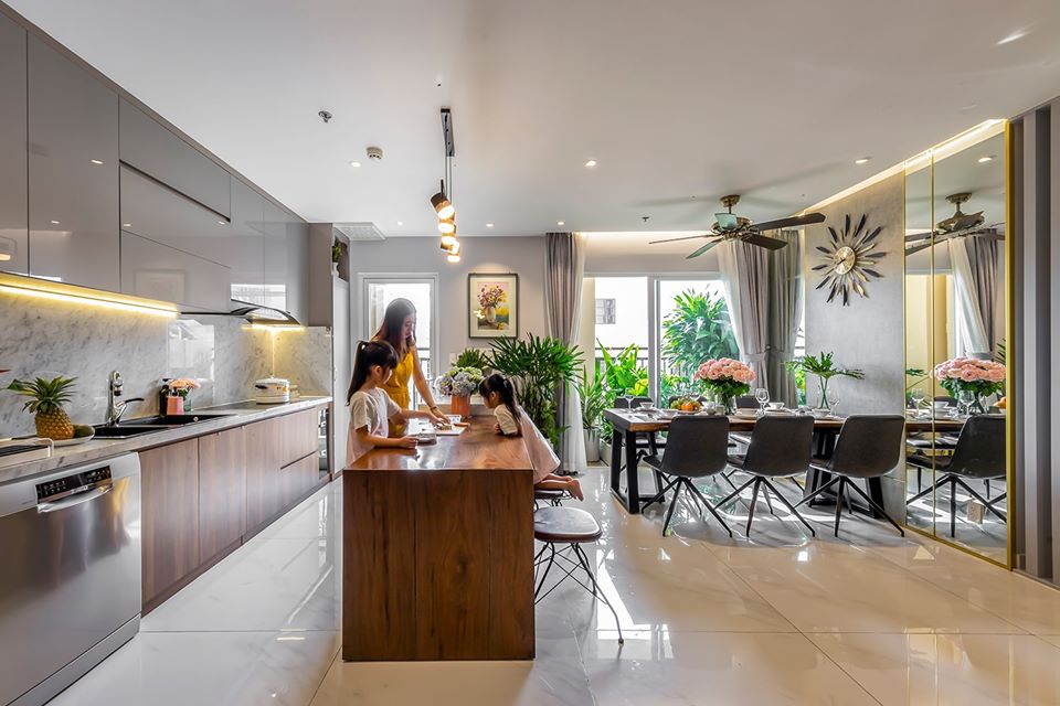 H&igrave;nh ảnh 3 mẹ con đang chuẩn bị l&agrave;m bữa ở khu quầy bar
