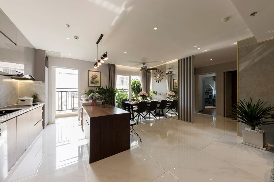 hình ảnh toàn cảnh phòng bếp ăn rộng thoáng trong căn hộ 105m2 sau cải tạo