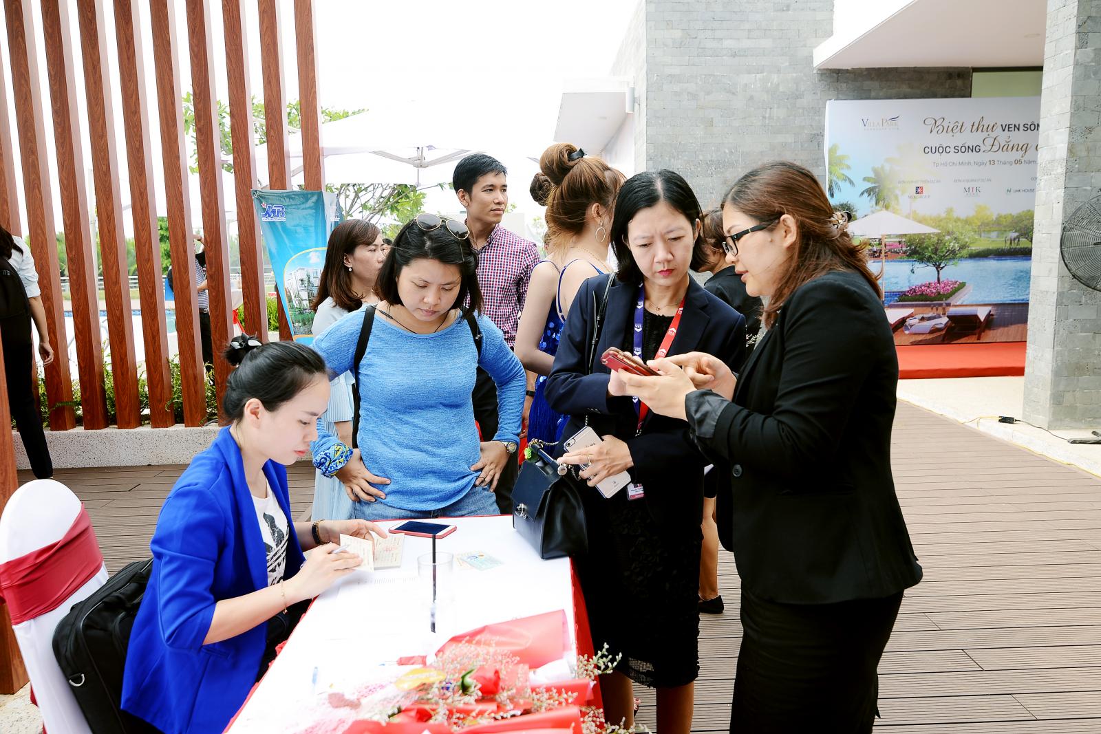 Một nh&oacute;m nh&agrave; đầu tư bất động sản đang xem sản phẩm dự &aacute;n sẵn s&agrave;ng quay lại thị trường.