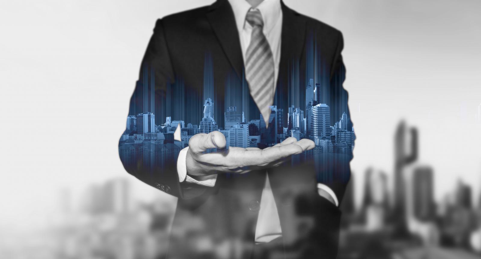 trong ảnh c&oacute; 1 người, tr&ecirc;n tay l&agrave; m&ocirc; h&igrave;nh dự &aacute;n bất động sản l&agrave; g&igrave;