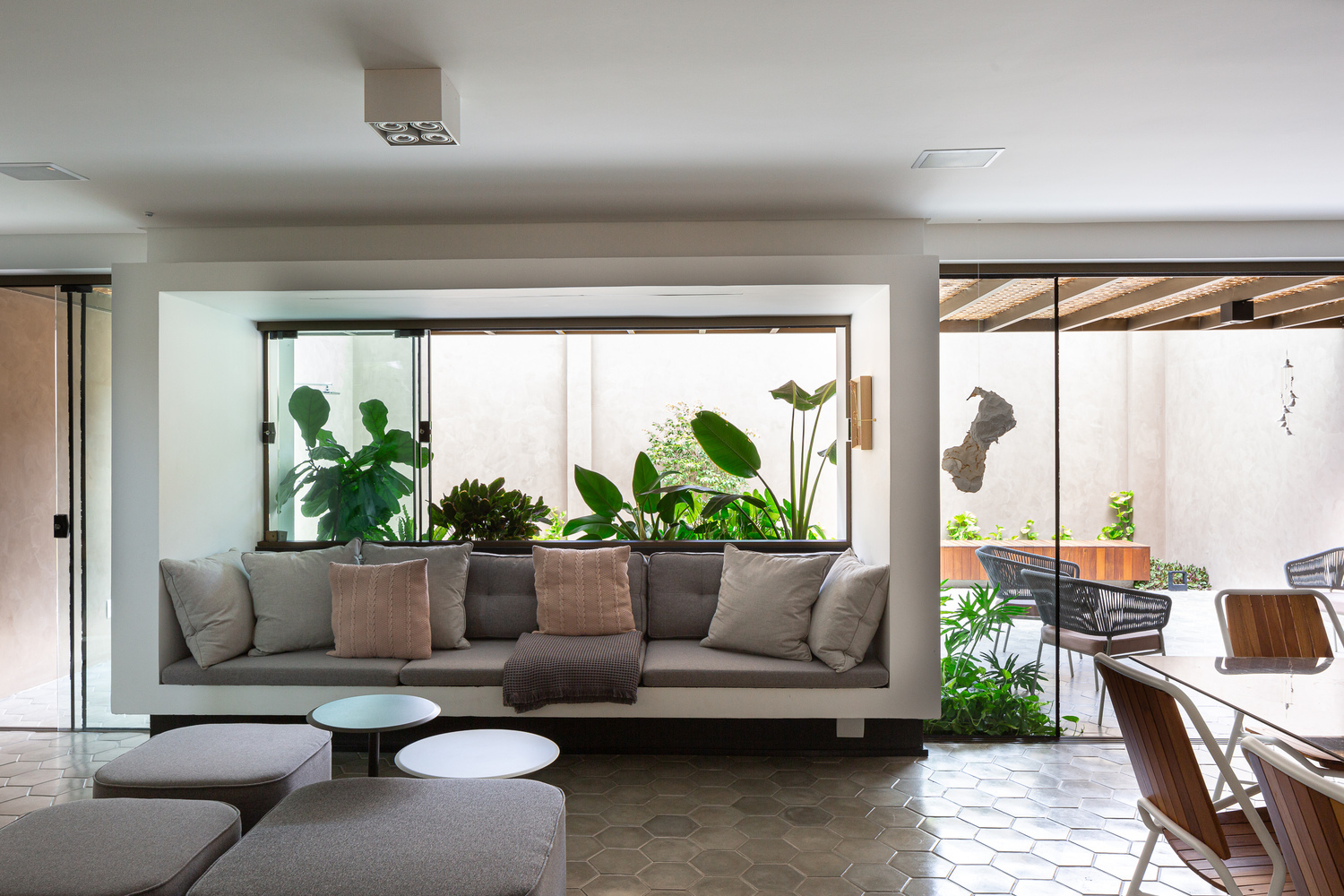 h&igrave;nh ảnh ph&ograve;ng kh&aacute;ch rộng tho&aacute;ng với ghế sofa gắn tường
