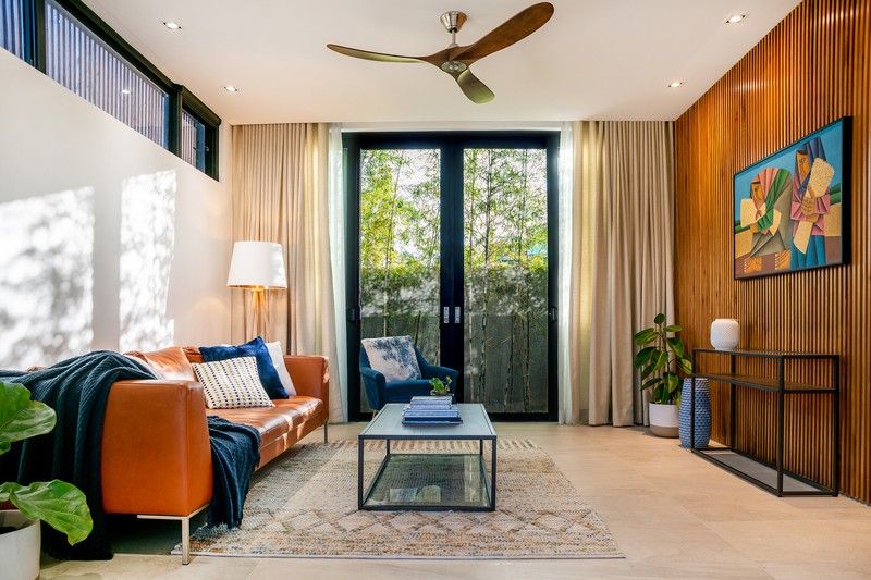 hình ảnh phòng sinh hoạt chung ấm cúng trong nhà 3 tầng với sofa màu vàng da bò, bàn trà kính