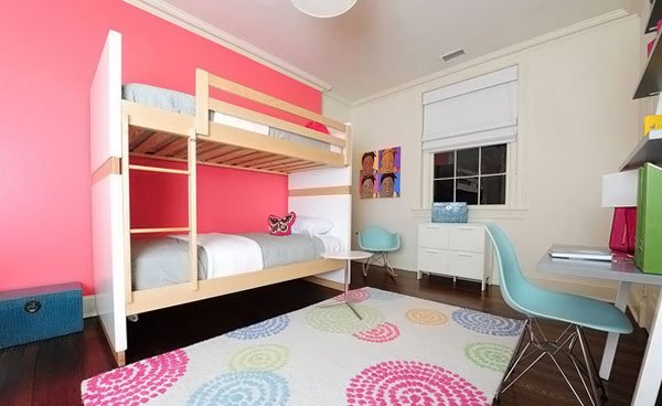 Thiết kế phòng ngủ màu sắc sống động dành cho 2 cô gái tuổi teen Phòng ngủ có giường tầng, bàn ghế, thảm
