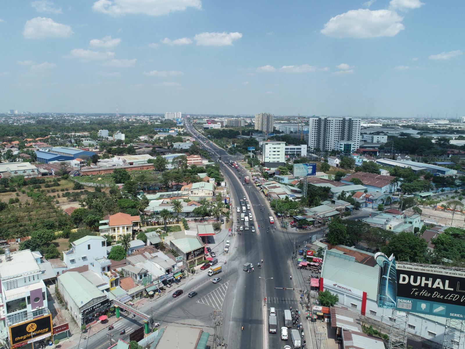 nhiều nhà ở nằm hai bên trục đường giao thông