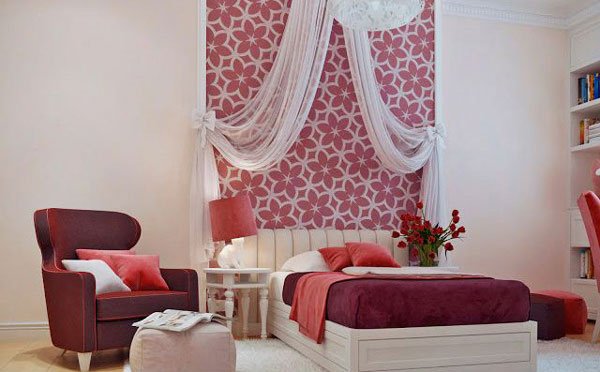 Đồ nội thất và các chi tiết trang trí rất "hợp rơ", tôn lên nét dịu dàng, nữ tính cho căn phòng cô gái mới lớn Phòng ngủ có giường, bàn ghế, rèm trang trí hình hoa đỏ