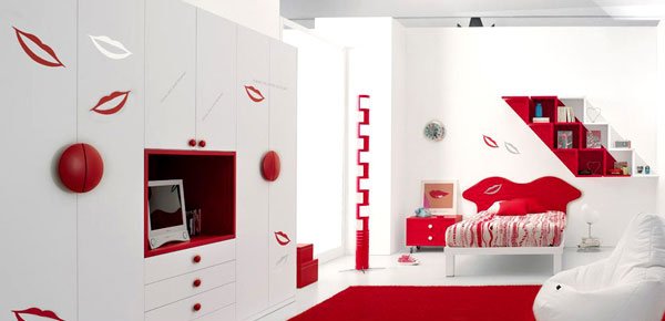 Phòng ngủ cho con gái tuổi teen được thiết kế theo phong cách hiện đại với điểm nhấn là những chi tiết trang trí hình nụ hôn bắt mắt Phòng ngủ có giường, tủ, kệ, chi tiết trang trí hình đôi môi