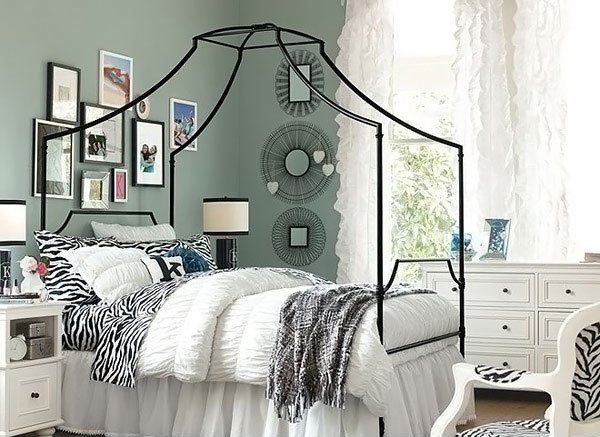Thiết kế khung màn lạ mắt cùng các chi tiết trang trí cùng chủ đề khiến căn phòng vừa cá tính, vừa phảng phất nét cổ điển. Phòng ngủ tông lạnh, có giường, cửa sổ, tranh ảnh trang trí trên tường