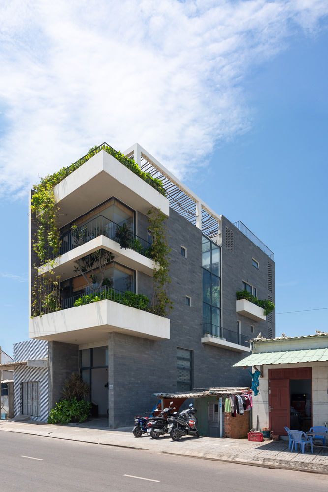 Mặt tiền ng&ocirc;i nh&agrave; 4 tầng, đường phố, xe cộ