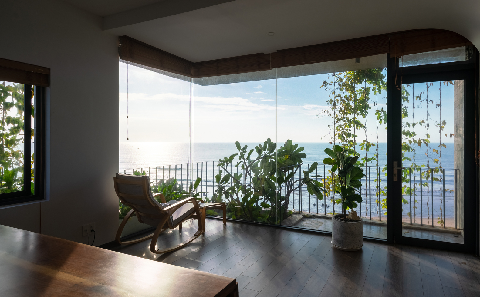 Kh&ocirc;ng gian trong nh&agrave;, cửa k&iacute;nh lớn nh&igrave;n ra biển