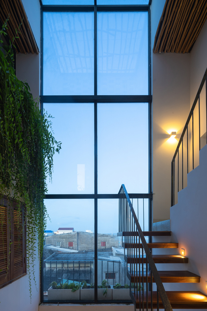 Ảnh chụp kh&ocirc;ng gian nội thất, cầu thang, cửa k&iacute;nh nh&igrave;n ra b&ecirc;n ngo&agrave;i