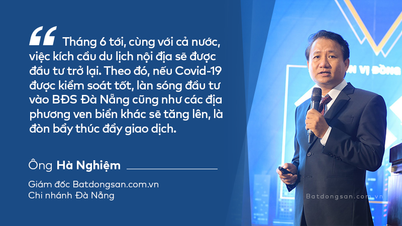 Chân dung ông Hà Nghiệm mặc vest, cầm mic, những dòng chữ trắng trên nền xanh nói về thị trường bất động sản Đà Nẵng.