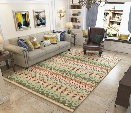 h&igrave;nh ảnh ph&ograve;ng kh&aacute;ch phong c&aacute;ch cổ điển với ghế sofa, ghế b&agrave;nh thư gi&atilde;n, tranh treo tường, thảm trải họa tiết m&agrave;u sắc bắt mắt.