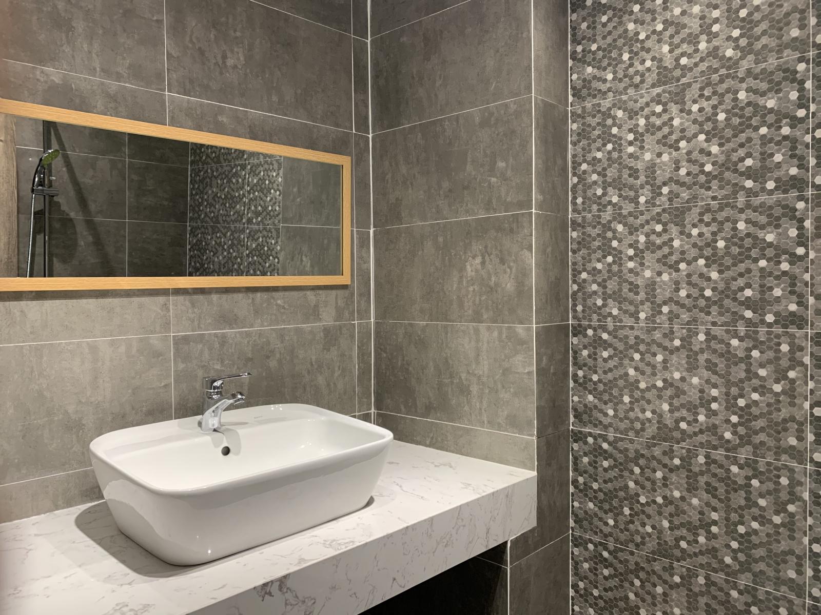 WC ở tầng 2 được thiết kế kiểu bàn đá lavabo đơn giản, hiện đại. Bồn rửa mặt trong phòng tắm