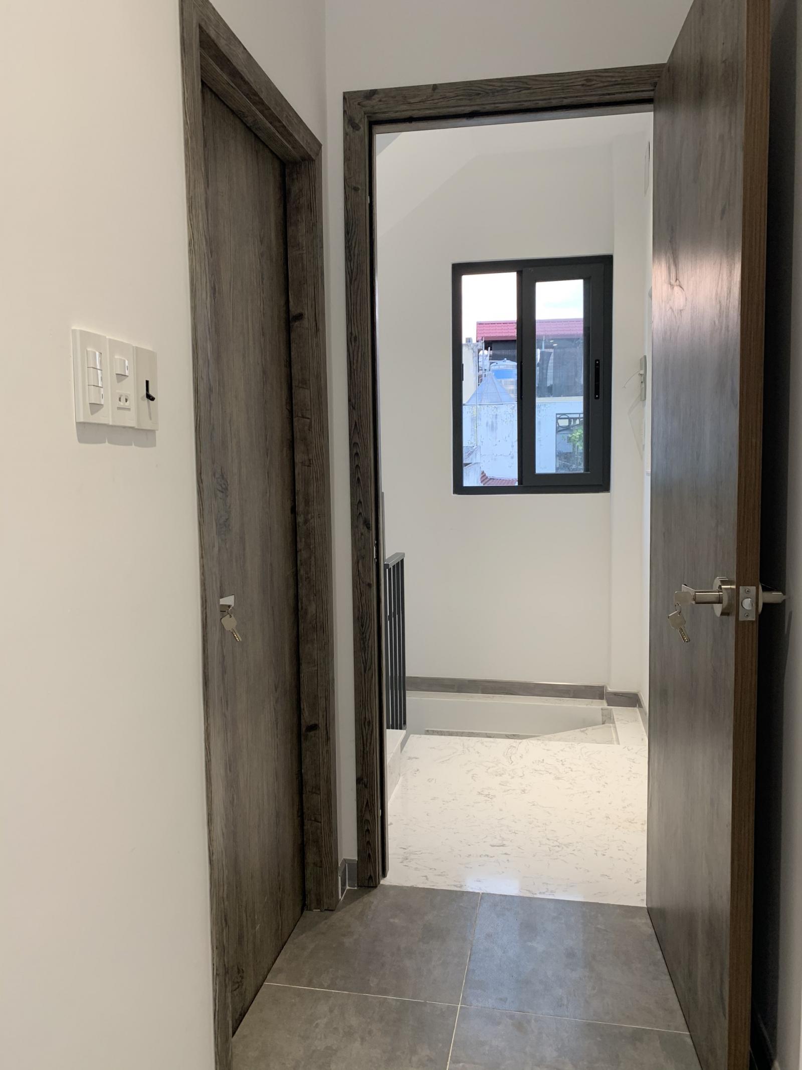 Cửa phòng ngủ và cửa WC đều là loại cửa nhựa đúc, có độ bền cao, chống nước và cách âm khá tốt. Cửa vào phòng ngủ