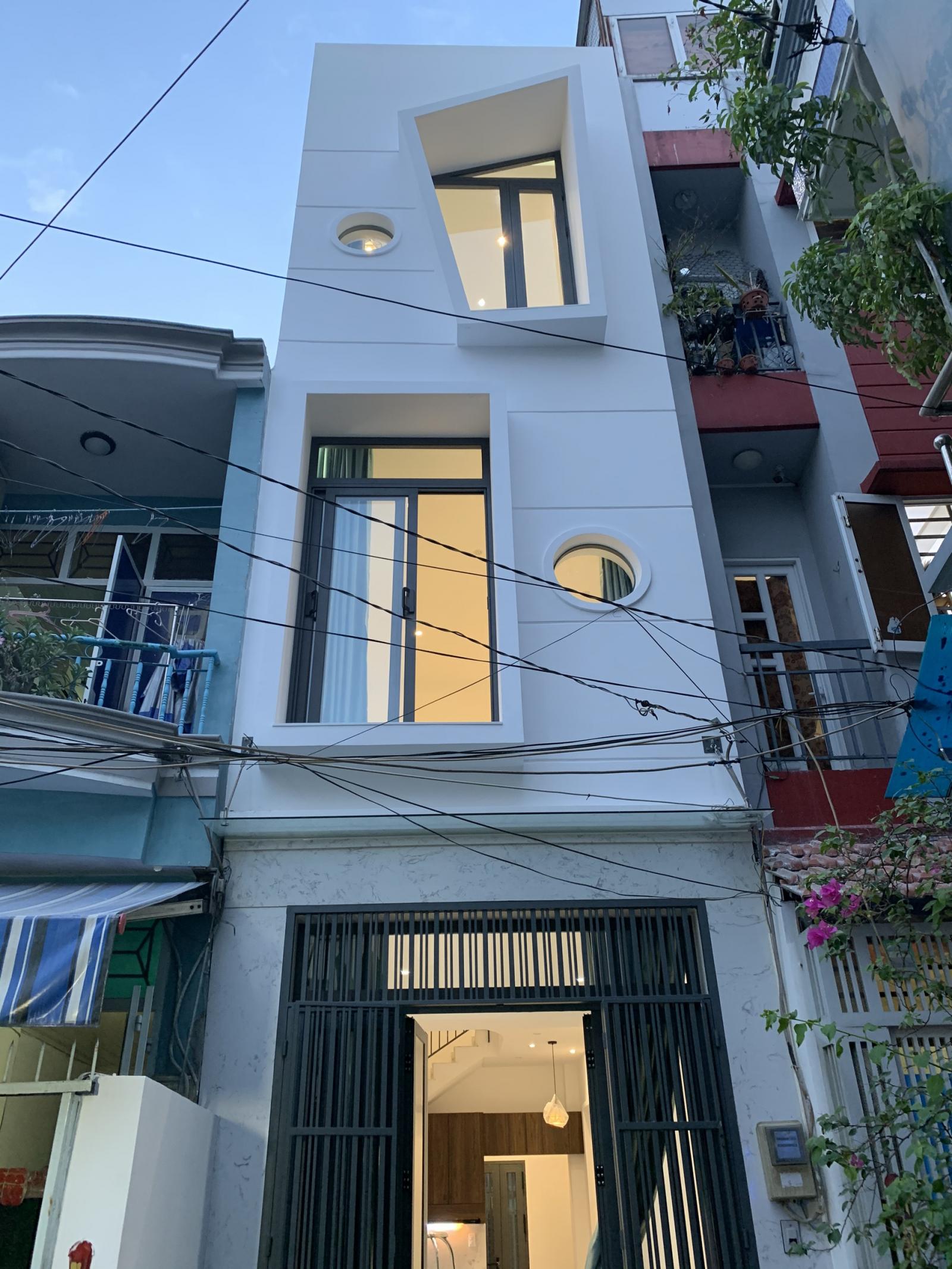 Căn nhà ống 3 tầng tọa lạc trên mảnh đất vỏn vẹn 23,5m2 trong hẻm nhỏ Sài Gòn gây bất ngờ với công năng và độ thoáng sáng. Mặt tiền nhà phố