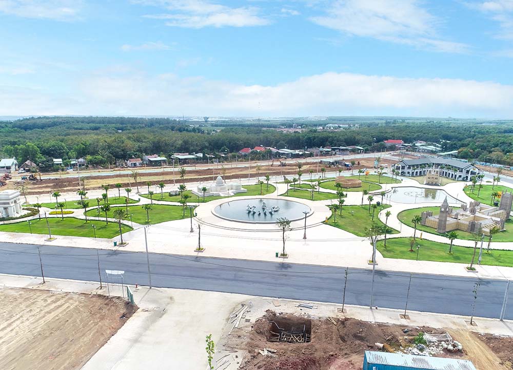 Bên trong một dự án bất động sản đang triển khai.