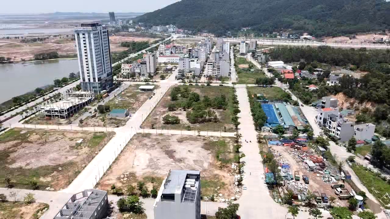 Hình ảnh khu đất với nhiều tòa nhà cao tầng ở Hạ Long