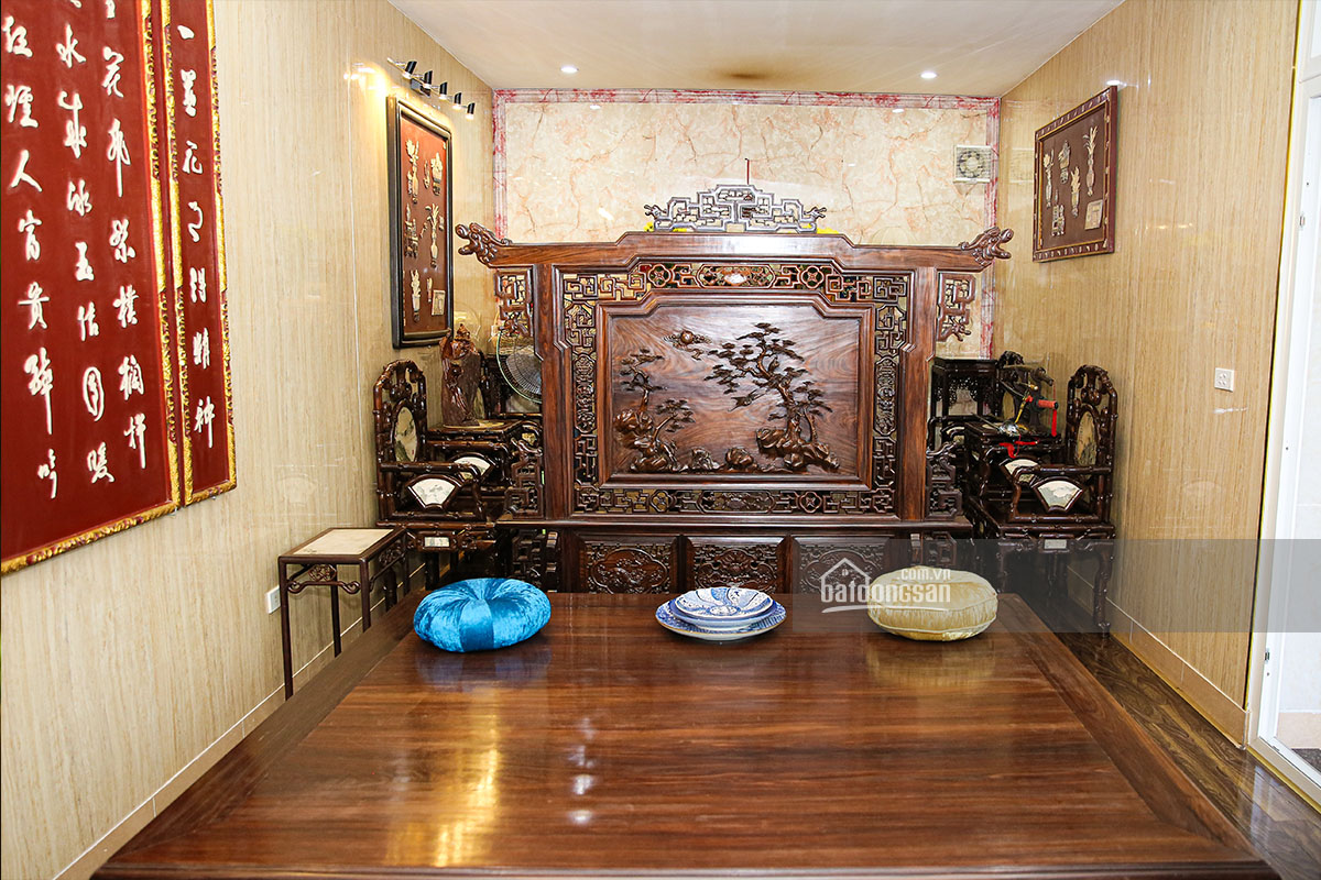 Đồ gỗ mỹ nghệ b&agrave;y trong ph&ograve;ng